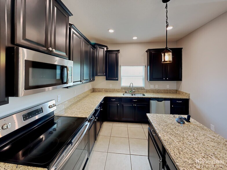 Building Photo - 13805 Newport Shores Dr