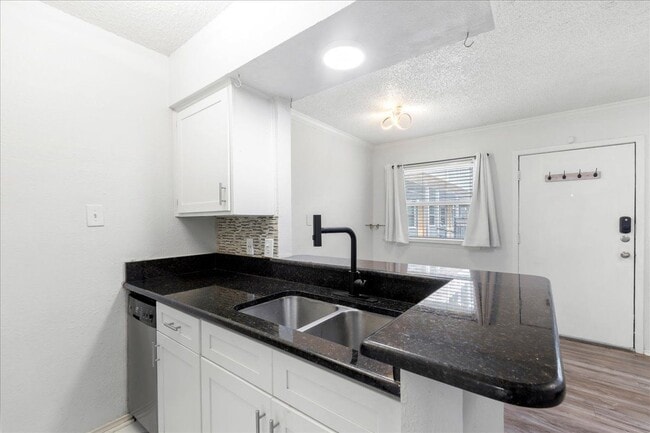Building Photo - 2401 Manor Rd