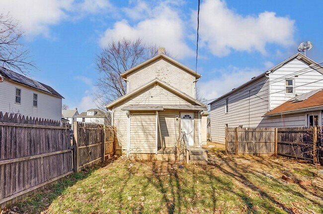 Building Photo - Four Bedroom Available in Dayton!