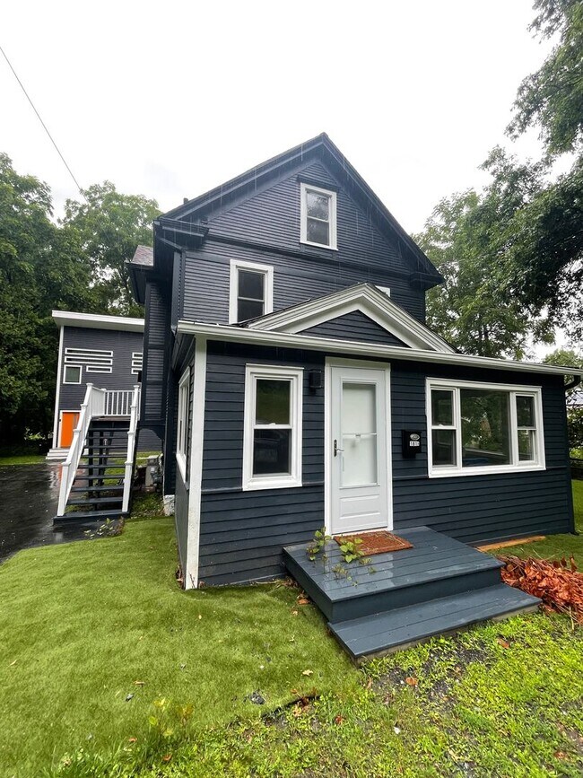 Building Photo - Walk to Williams College | Updated 4BR | Pet Friendly w/ Parking & Yard