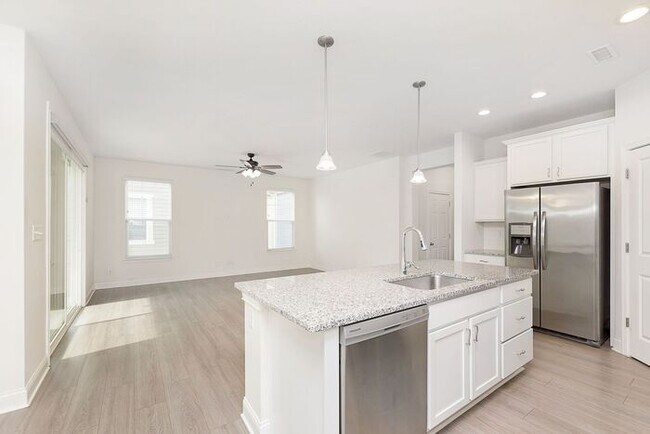 Building Photo - Beautiful Three Bedroom in Carmel!