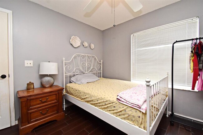 Building Photo - 302 Shadydale Ct