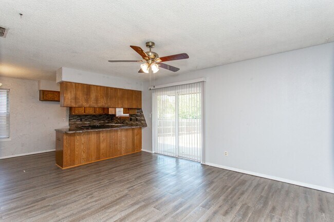 Building Photo - 3 Bedroom 2 Bath Home for Lease!