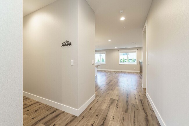 Building Photo - Charming 3-Bedroom, with Office and 2 Bath...