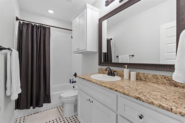 Building Photo - 607 S Alamo St