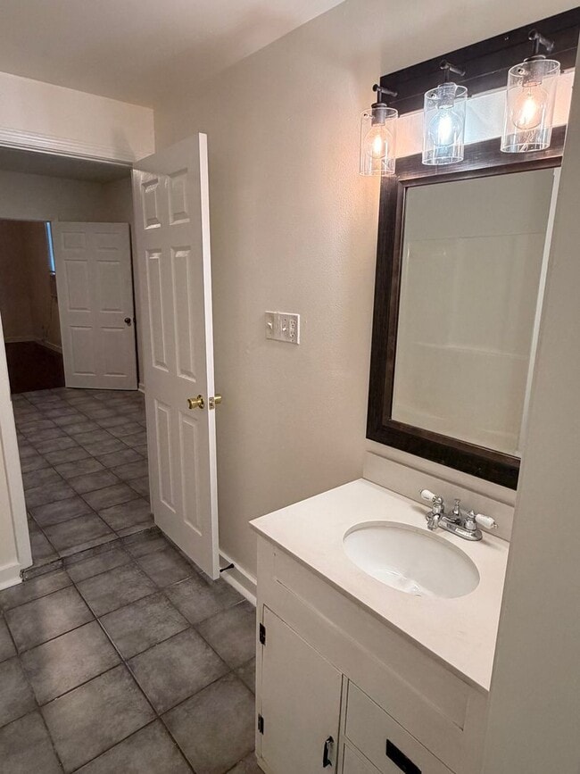 Building Photo - 2BD Shotgun w/ Private Backyard and Laundry