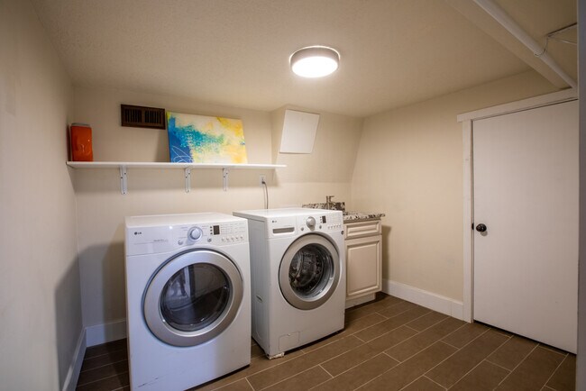 Building Photo - 1285 Parkway Ave