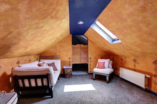 Building Photo - Bungalow in Desirable Highlands! Location Matters!