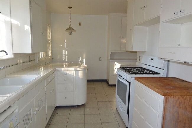 Building Photo - Cute Home in Beverly Glen Area