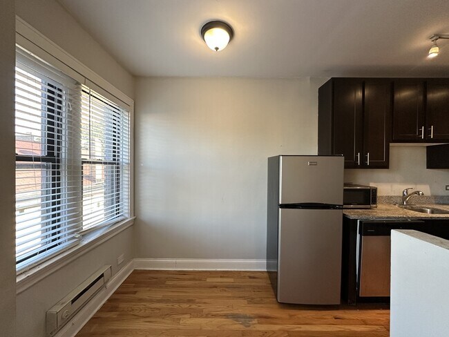 Building Photo - 4742 N Hermitage Ave