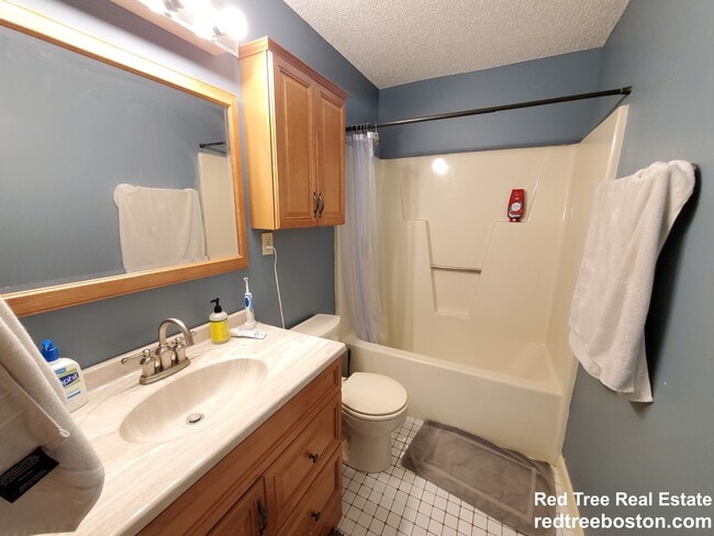 Building Photo - 23 Elm St