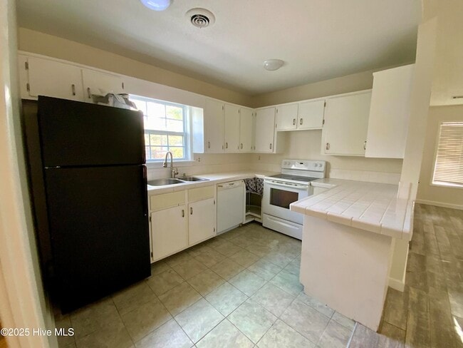 Building Photo - 314 Stuart Ave