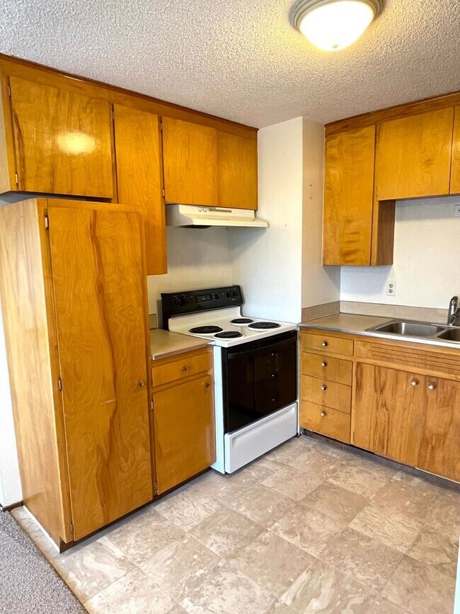 Building Photo - Peaceful 55+ Living | 2 Bed, 1 Bath Apartment with Golf Course Views — Kennewick, WA