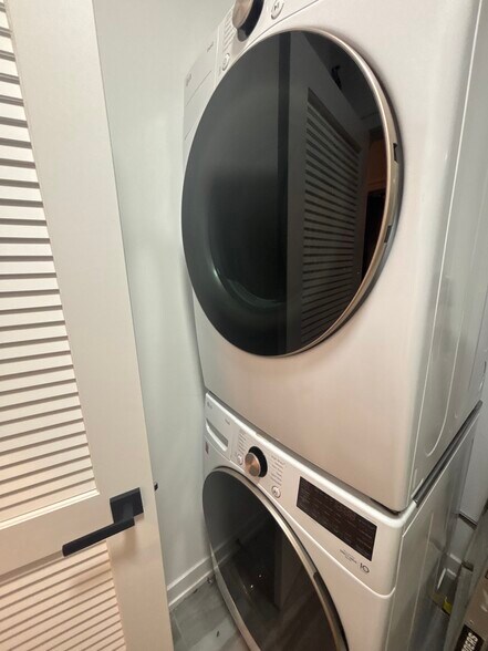 Building Photo - 6853 W Belmont Ave