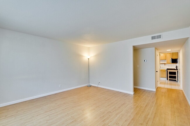 Building Photo - Conveniently located 2BR/1.5BA townhome style duplex unit in Sunnyvale