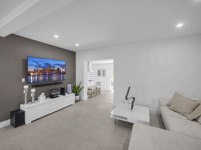 Building Photo - 520 NE 135th St