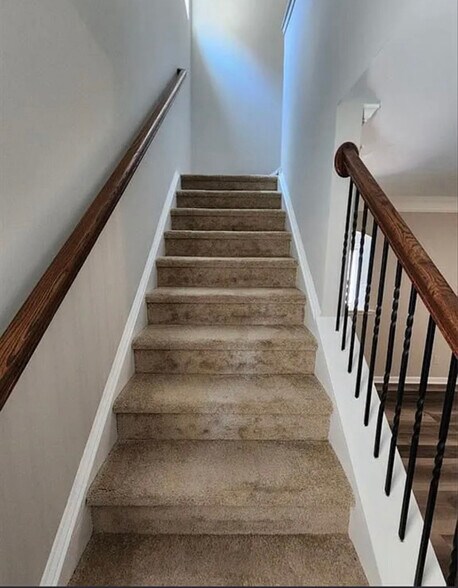 Building Photo - 1620 Townview Ln