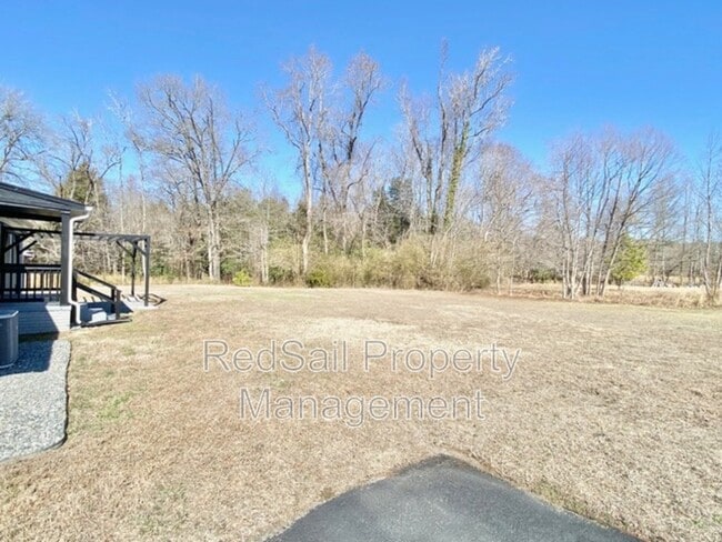 Building Photo - 17073 Longview Dr