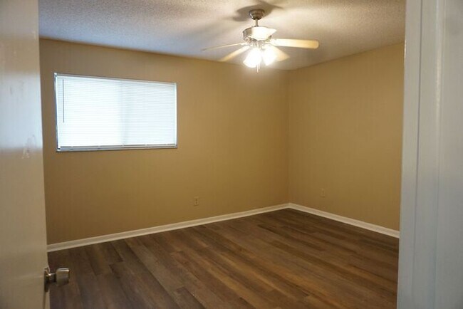 Building Photo - 3/2 townhome Near NAS Jax.