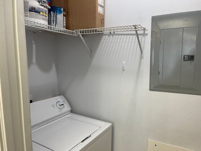 Building Photo - Fully Renovated 2/2 Near Campus