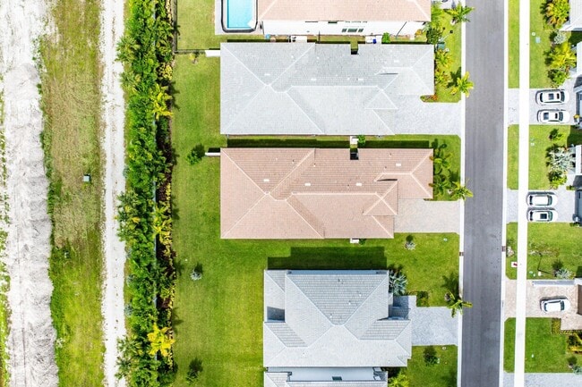 Building Photo - 8330 Essex Country Clb Dr