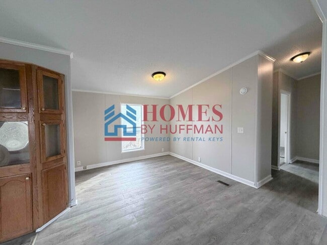 Building Photo - Three Bedroom | Two Bath House