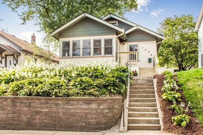 Building Photo - Wonderful 2 Bedroomed House in the heart of Saint Paul.