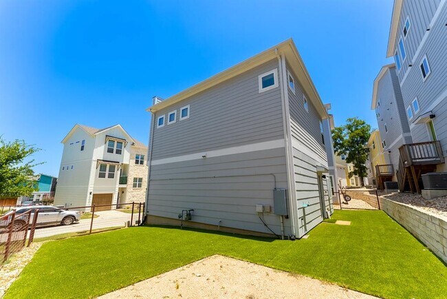 Building Photo - 1921 Teagle Dr