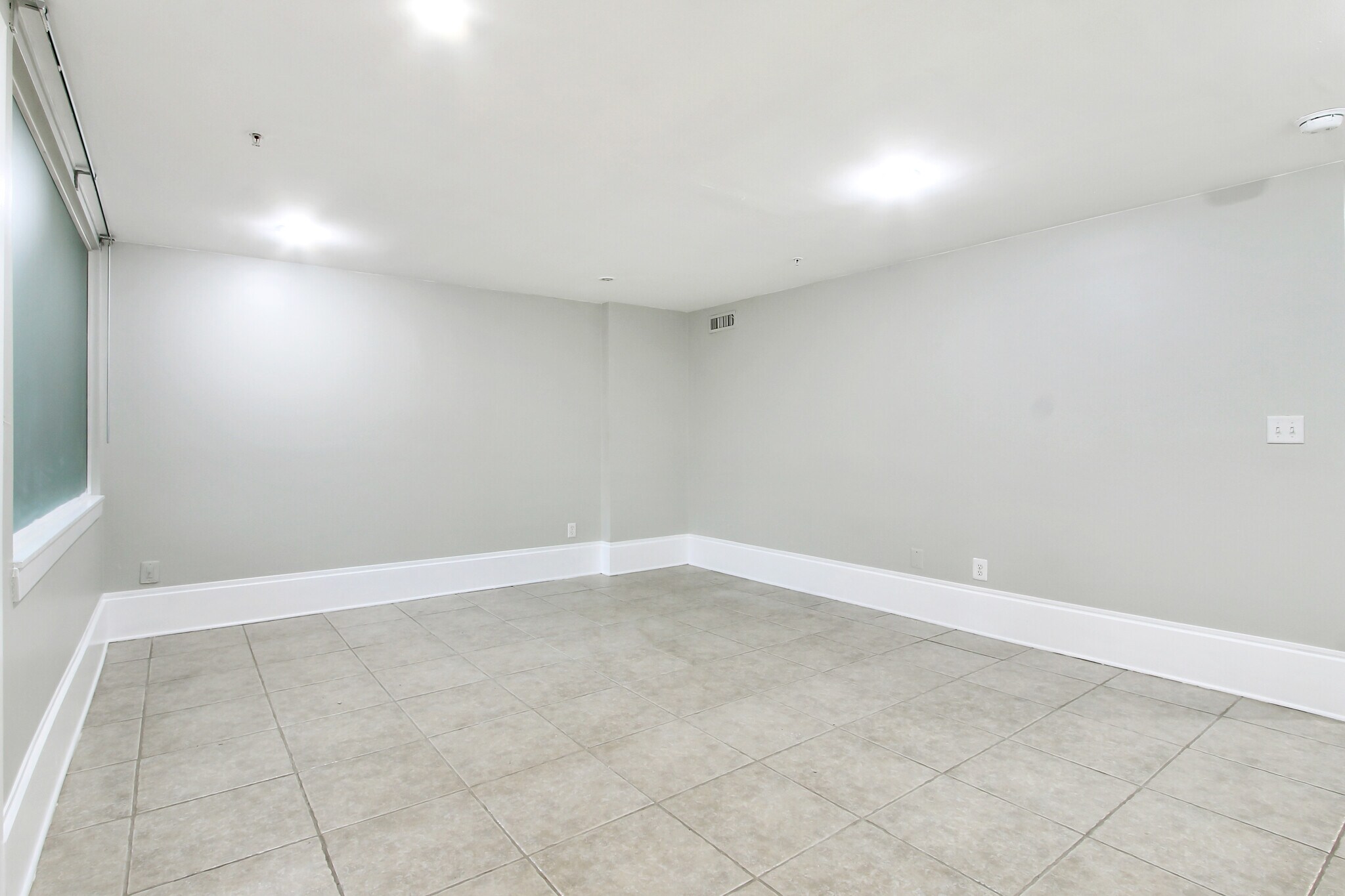 Building Photo - 836 Park Ave