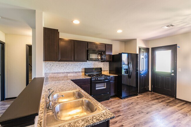 Building Photo - Beautiful 4 Bed 2 Bath in the Heart of Noble!