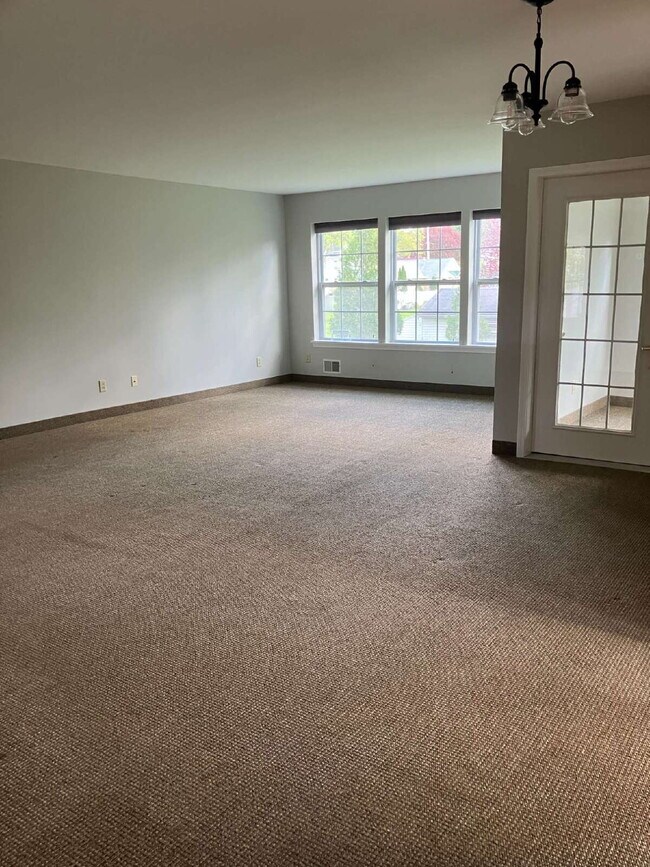 Building Photo - 2 Bedroom Townhome in Fairport Available October 1!