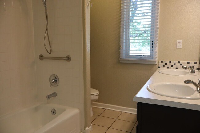 Building Photo - Beautiful 4 Bedroom Home in Midtown Fort C...