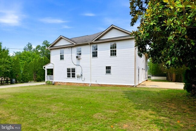 Building Photo - 8916 Rugby Rd