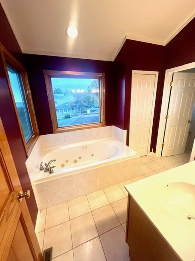 Building Photo - Gorgeous Water Front Home with Beach Access