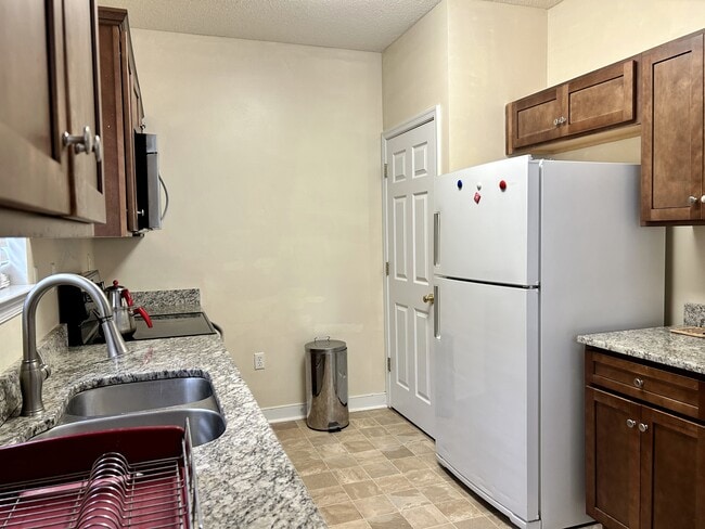 Building Photo - 4698 Twin Hickory Lake Dr, Glen Allen, VA 23059