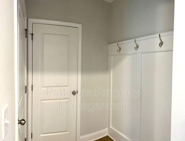 Building Photo - 4579 Silver Oak Dr