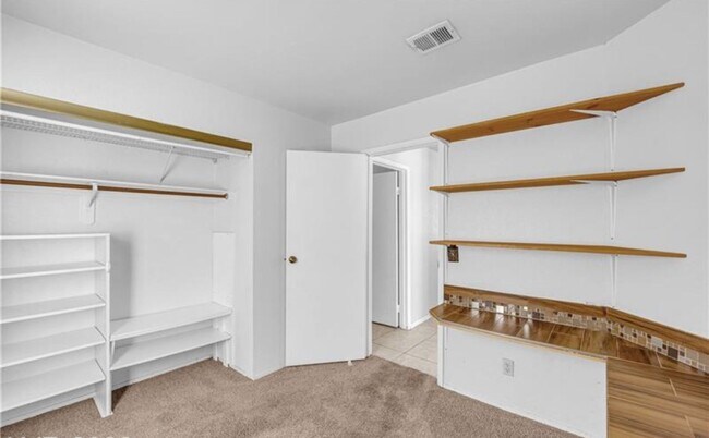 Building Photo - STUNNING 4 BEDROOM 3 BATH, 2 STORY HOME WI...