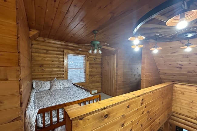 Building Photo - 573 Centre St