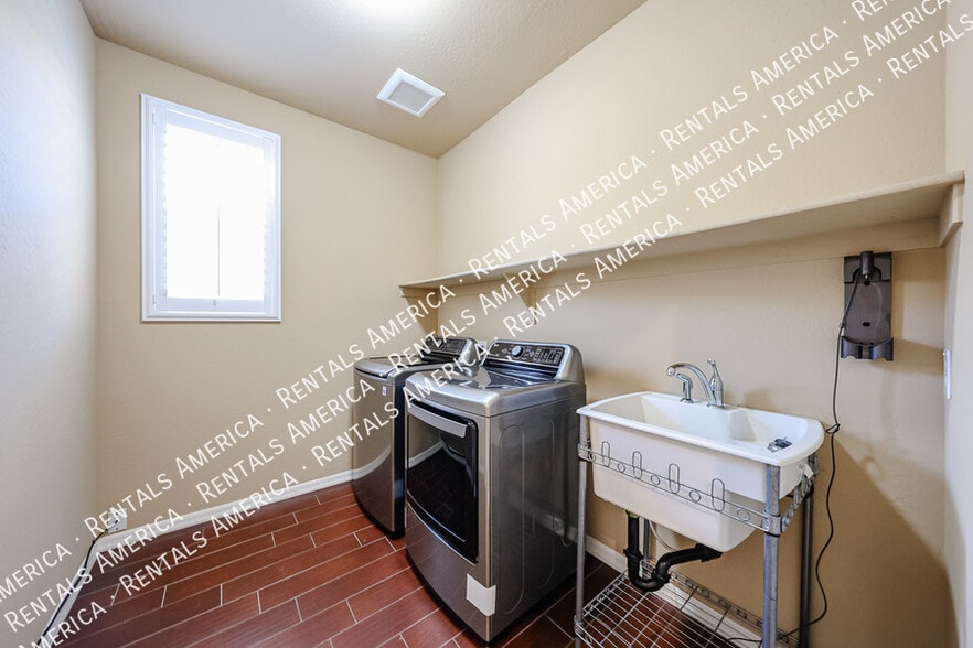 Building Photo - 3575 S Jasmine Dr
