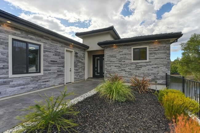 Building Photo - Waterfront 4 bed 4 bath 3,887 sq. ft.