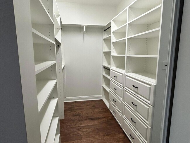 Building Photo - 2024 Foxtail View Ct