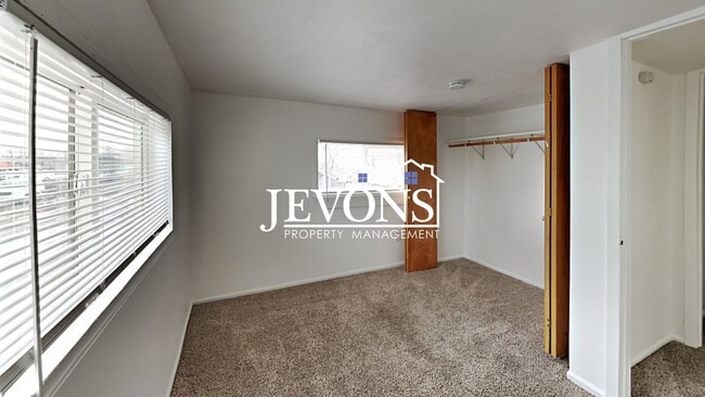 Building Photo - Two-story home in a walkable location, just minutes from Yakima Valley College, featuring long dr...