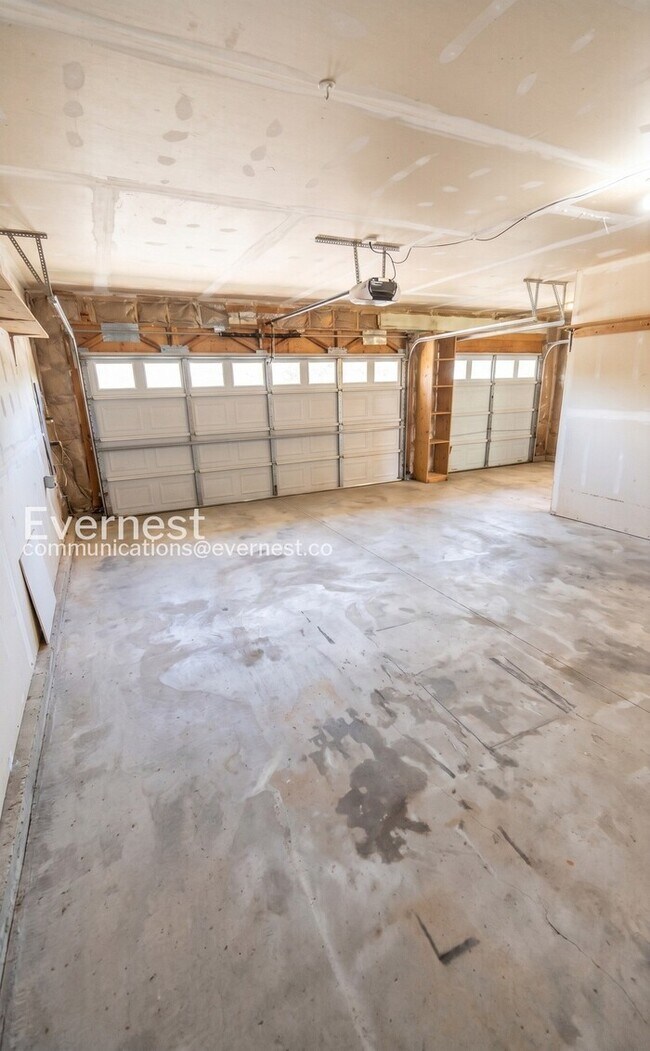 Building Photo - 3 Bed, 4 Bath Home with Fenced Yard & Garage / Pet-Friendly / Available Soon!
