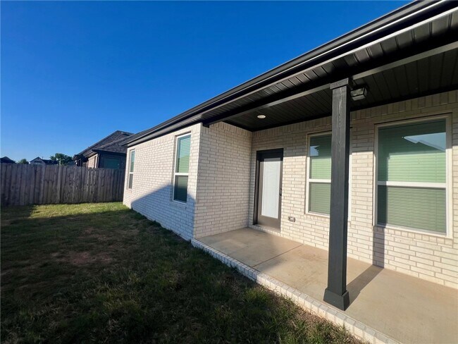 Building Photo - 3006 S 14th Pl