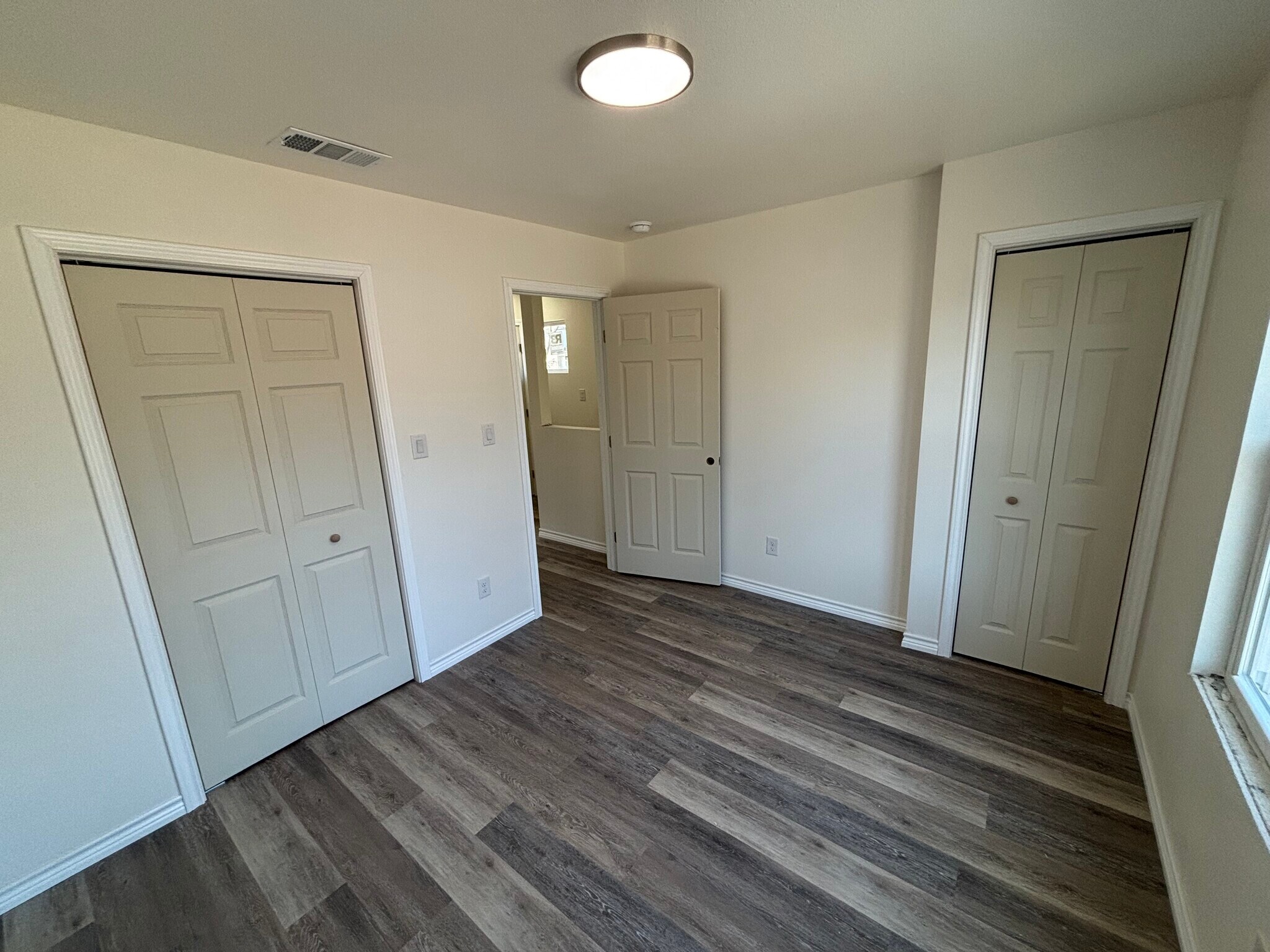 Building Photo - 925 River Rd