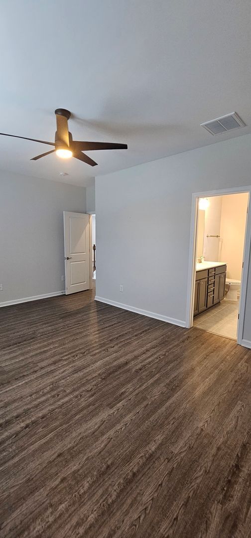 Building Photo - Live where charm meets convenience-Glenmoo...