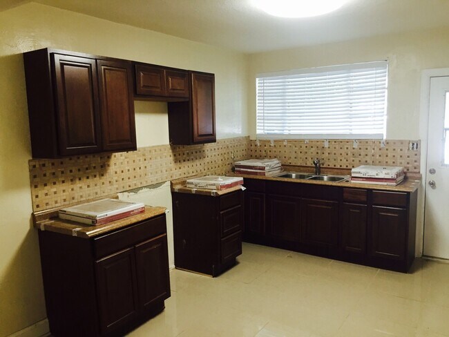 Building Photo - North Hyde Park Bungalow: Close to SOHO, Downtown & U.T.