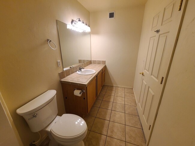 Building Photo - Beautiful 3 bedroom 2 bathroom with washer...