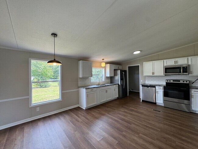 Building Photo - Beautifully Updated 3 Bed 2 Bath Home with...