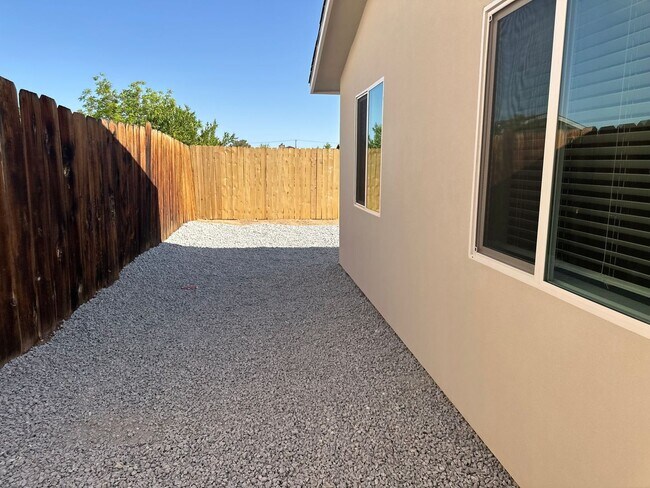 Building Photo - 916 W Perdew Ave